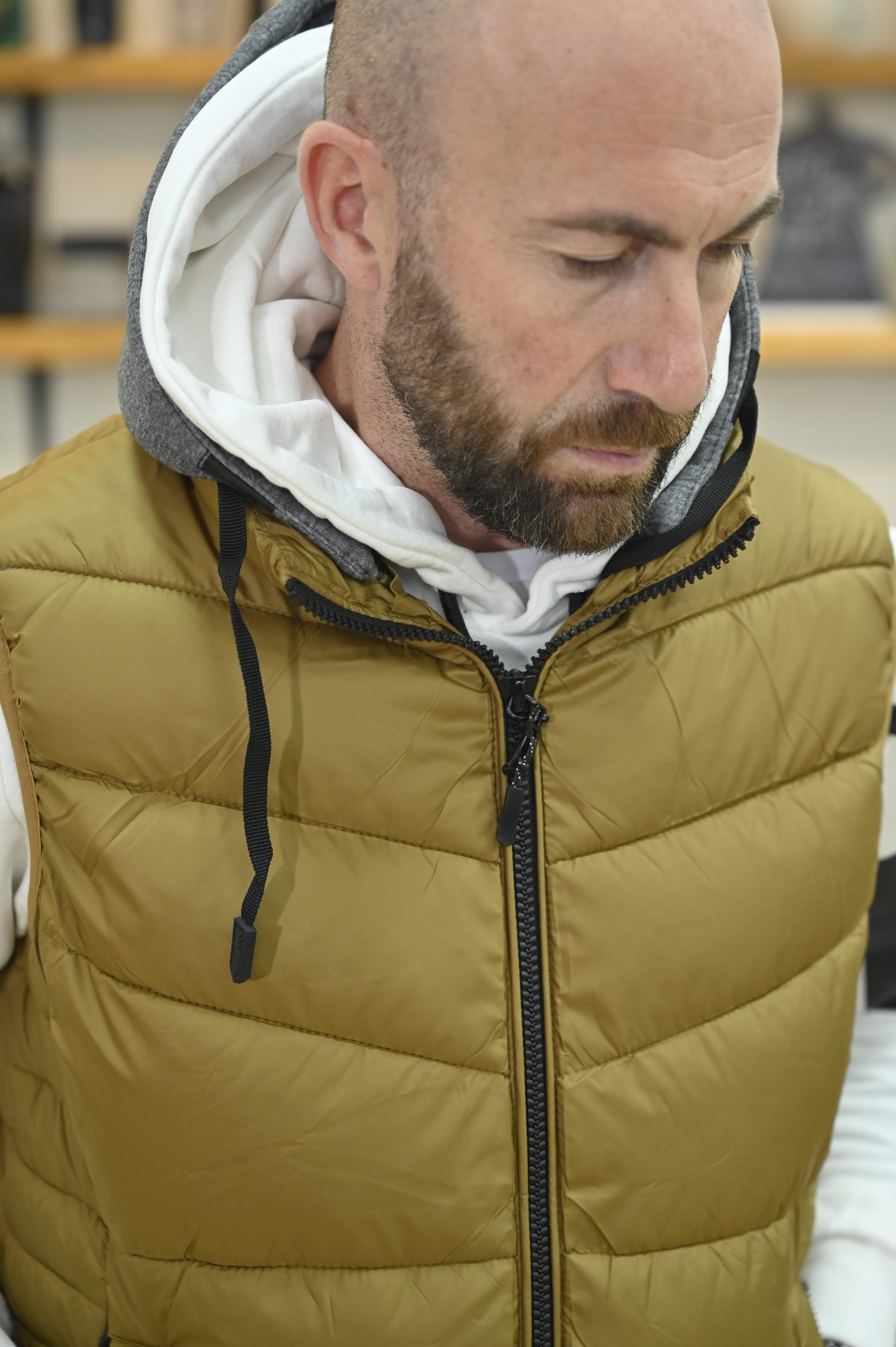 Gilet con cappuccio Cachi